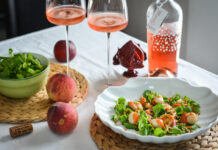 IL ROSATO PERFETTO: Capesante al rum, salsa di corallo e pesche grigliate