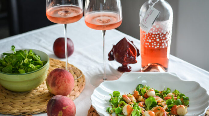 IL ROSATO PERFETTO: Capesante al rum, salsa di corallo e pesche grigliate
